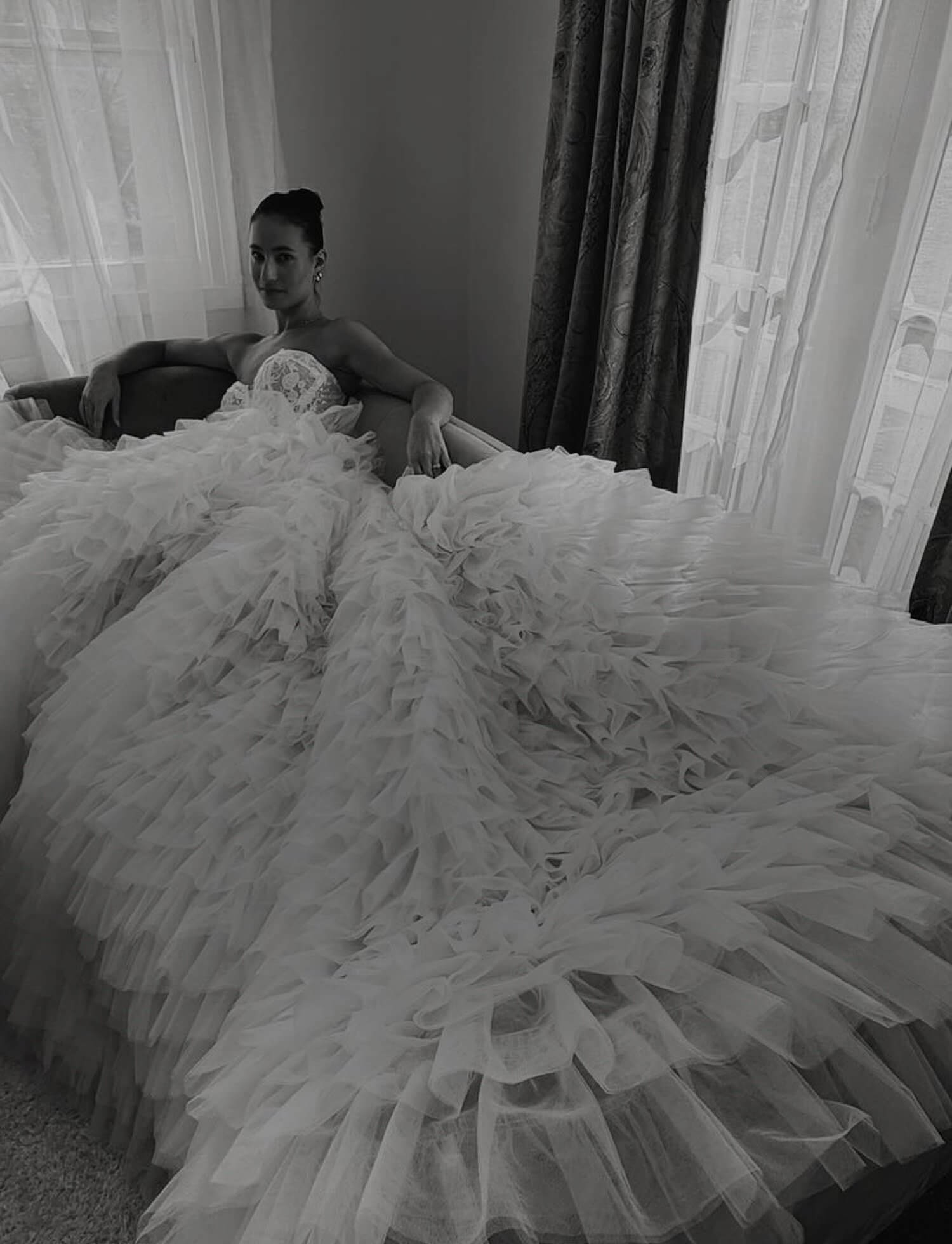 Photo of the model posing on the sofa - Mobile Image